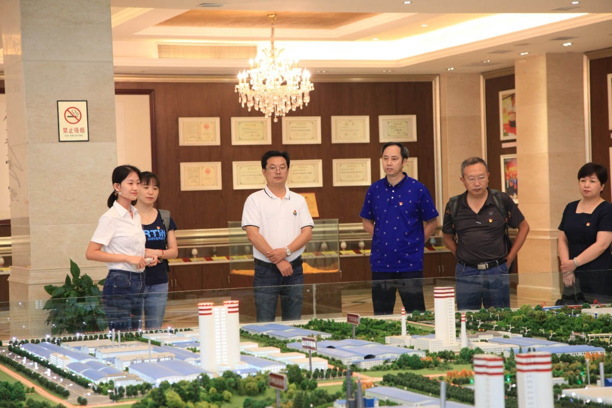 听取公司十大基地战略结构情形先容，，左三：杨华锋，，右三：江本武.JPG