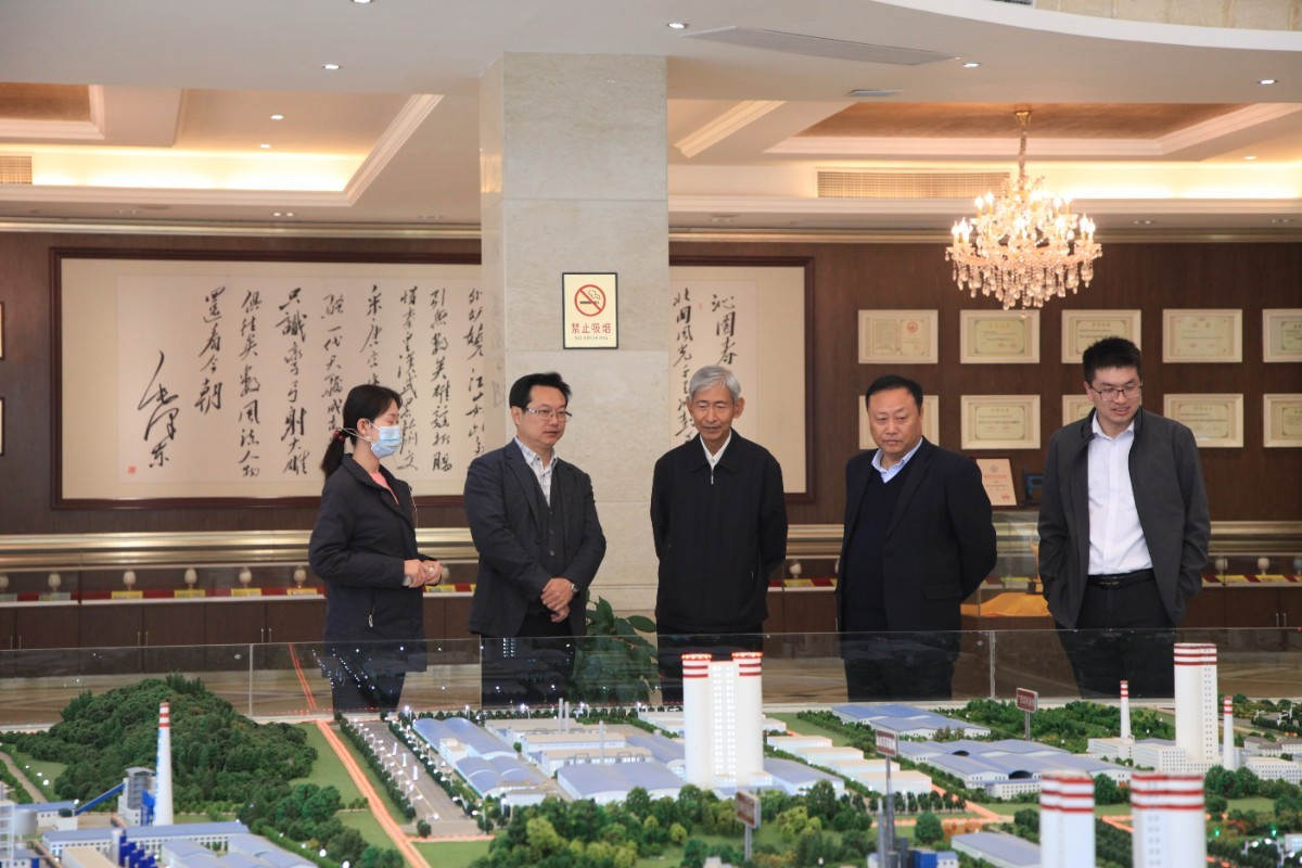 6听取菠菜担保网十大生产基地沙盘先容（左三：杨朝飞、右二：王文战、左二：杨华锋.JPG