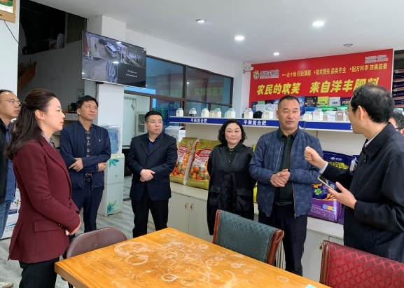 图片3张主任与各级向导视察科技小院服务中心，，，，，，罗总对 汇报服务中心举行解说事情.jpg