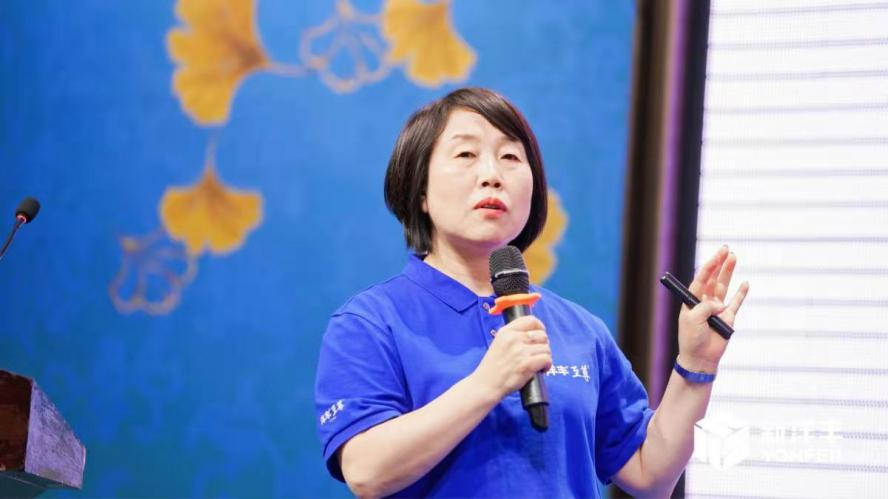 图片10菠菜担保网副总裁包雪梅博士作报告.jpg