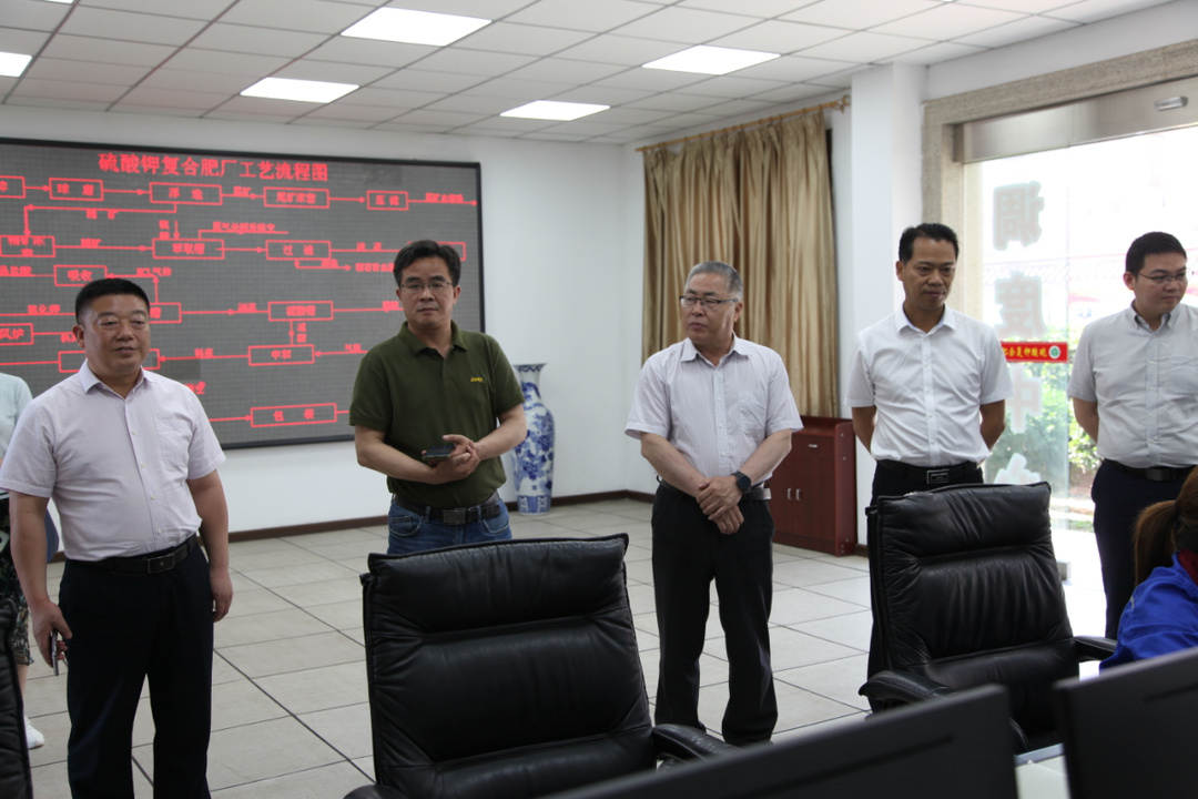 图3.《中国化工报》采访团在菠菜担保网硫酸钾复合肥厂中控室调研.JPG