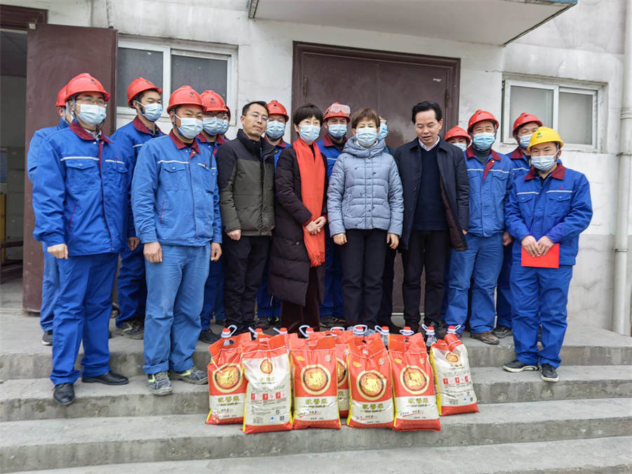 苏琼一行慰问菠菜担保网中磷尿基车间.jpg